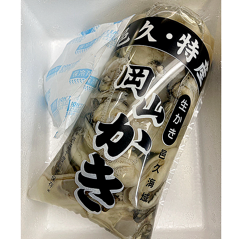 剥きたての牡蠣を袋へ詰めて販売