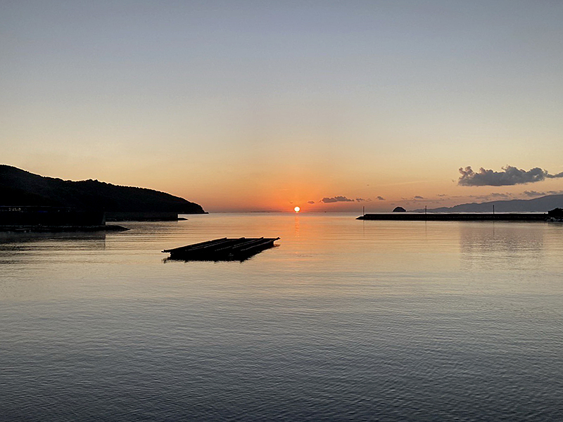 水平線から登ってくる美しいオレンジ色の朝日